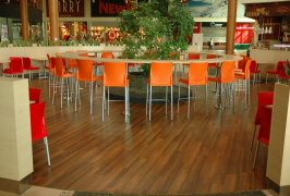 Cafémöbel, Barmöbel und Restaurantmöbel. Stühle, Tische, Barhocker